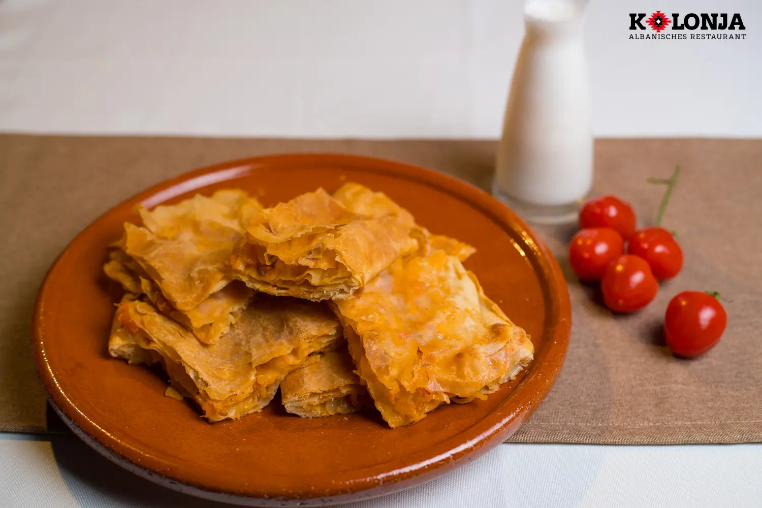 Börek mit Zwiebel- und Tomatensoße von Sarkar Berlin GmbH